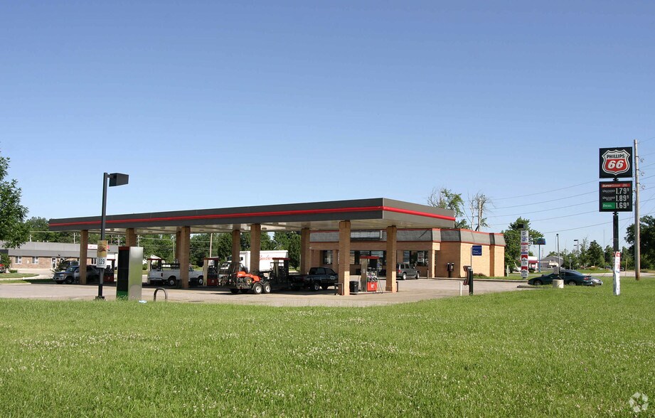 Primary Photo Of 1317 SW Market St, Lee's Summit Service Station For Sale