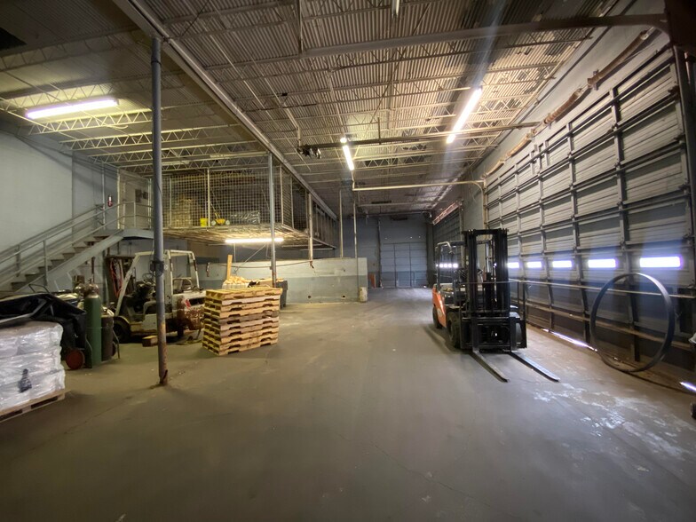 More Photos Of 3333 SE 3rd Ave, Amarillo Warehouse For Lease