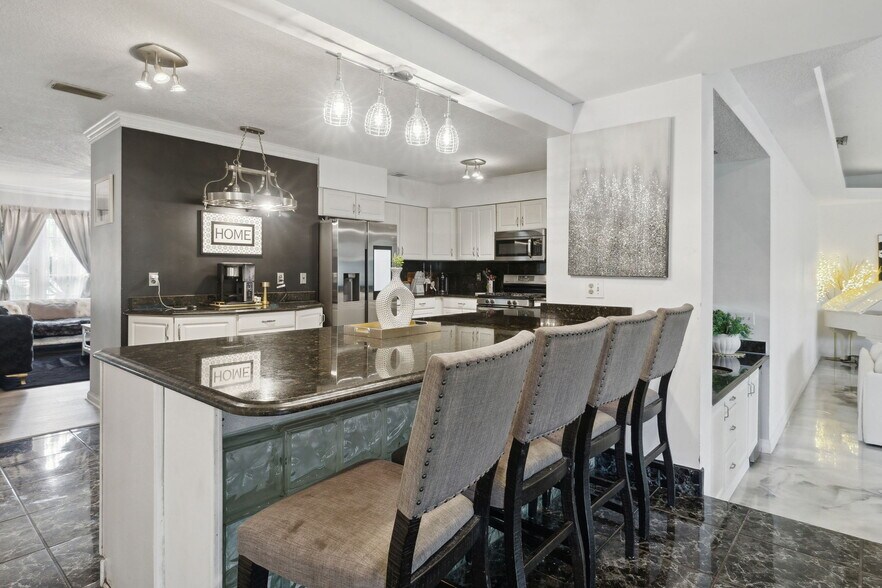 More Photos Of 8463 Beach Blvd, Jacksonville Freestanding For Lease