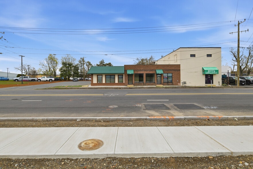 More Photos Of 733-759 Memorial Ave, West Springfield Showroom For Lease