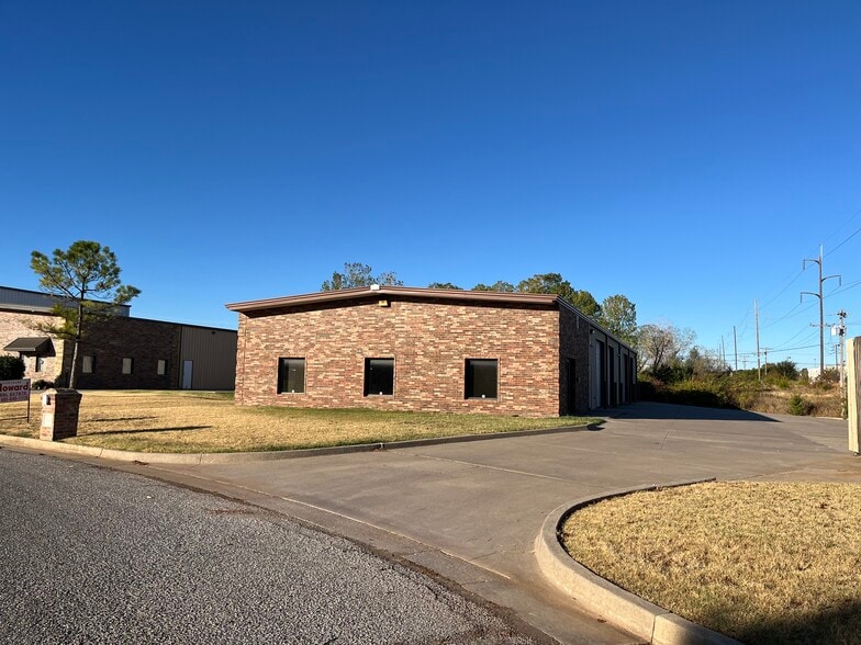 More Photos Of 8213 Glade Ave, Oklahoma City Warehouse For Lease