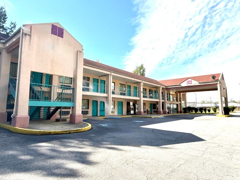 More Photos Of 547 S Archusa Ave, Quitman Hotel For Sale