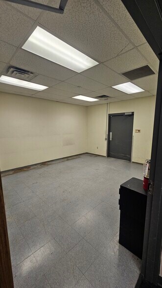More Photos Of 2701 Southridge Dr, Wichita Falls Distribution For Lease