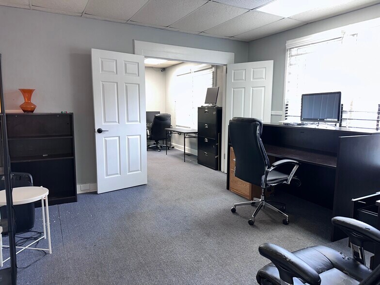 More Photos Of 981 Martin Luther King Jr Dr, Atlanta Office Residential For Lease