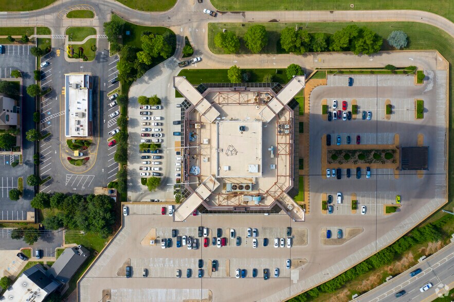 More Photos Of 1601 NW Expressway, Oklahoma City Office For Lease