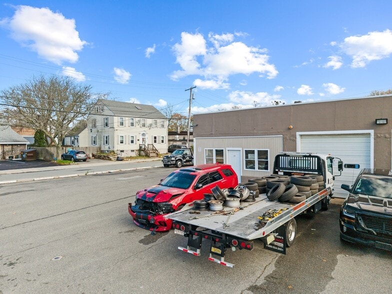 More Photos Of 98 Middle St, Fairhaven Service For Sale