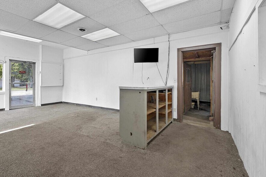 More Photos Of 201 E Green Bay St, Bonduel Service Station For Sale