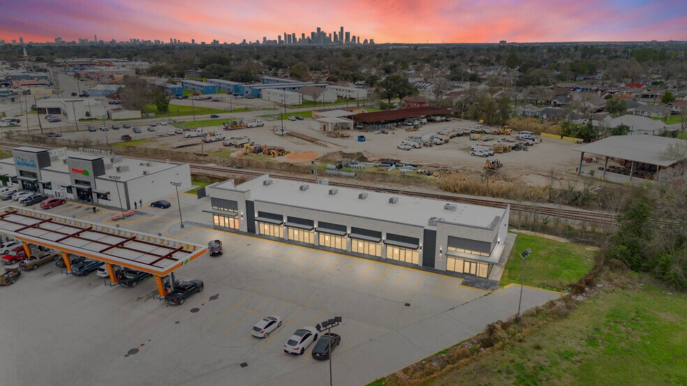 More Photos Of 7241 Lawndale St, Houston Storefront For Lease