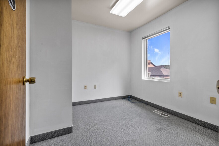 More Photos Of 5875-5881 Allentown Rd, Suitland Office For Sale