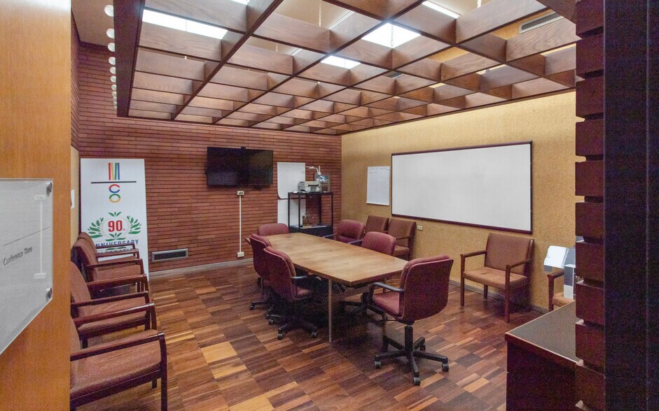 More Photos Of 301 E Sample St, South Bend Service For Lease