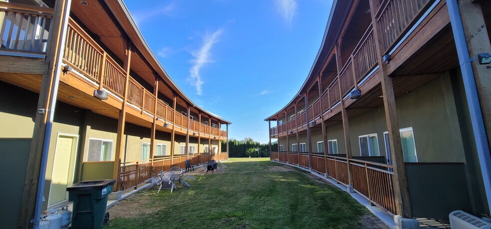 More Photos Of 6203 Willow Av, Summerland Hotel For Sale