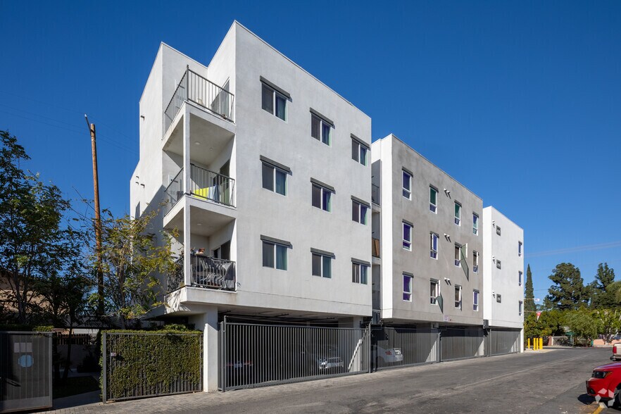 More Photos Of 18528 Chase St, Northridge Apartments For Sale