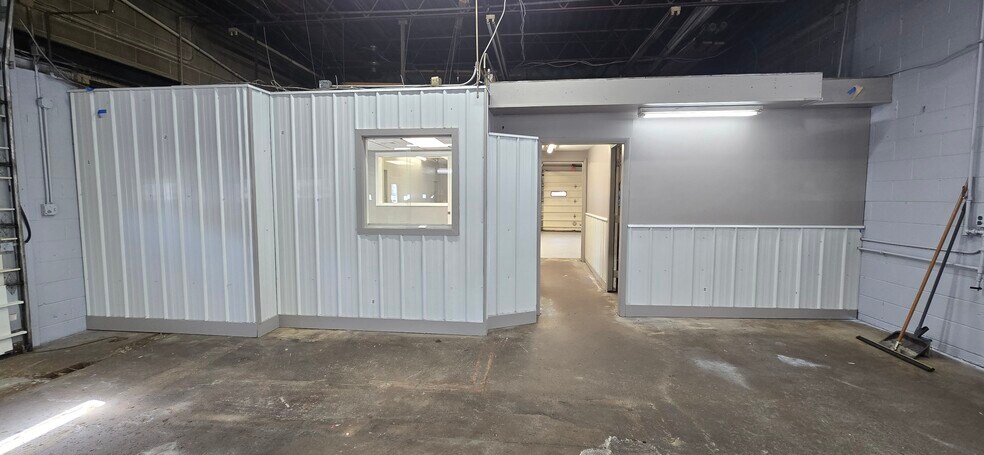 More Photos Of 207 South Bay Rd, North Syracuse Auto Repair For Lease