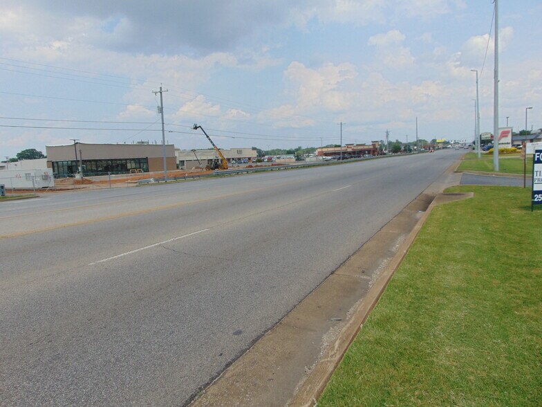 More Photos Of 400 Avalon Ave, Muscle Shoals Restaurant For Sale