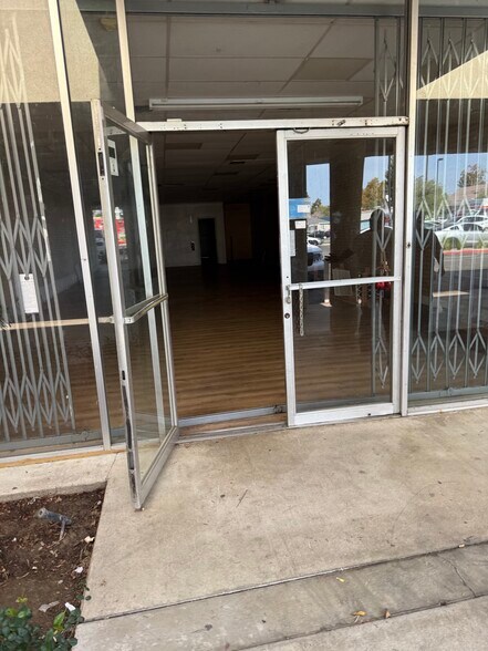 More Photos Of 2203-2309 Brundage Ln, Bakersfield Storefront For Lease