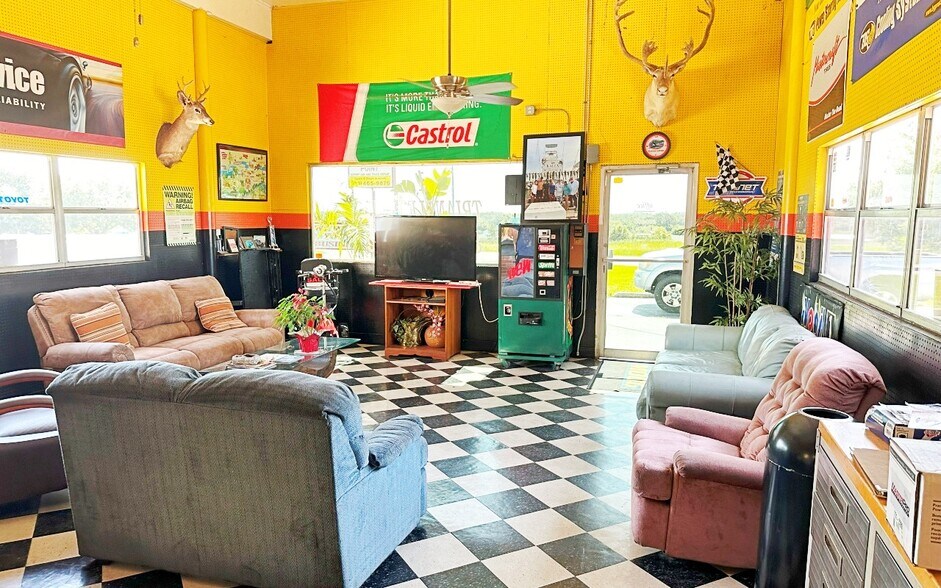 More Photos Of 1 Triangle Park, Lake Placid Auto Repair For Sale