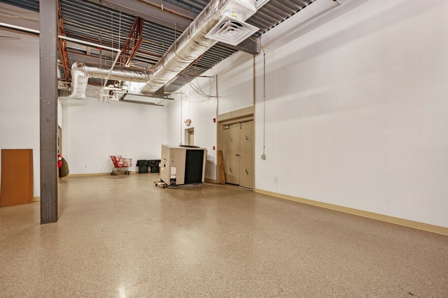 More Photos Of 117 Old State Rd, Brookfield Freestanding For Lease
