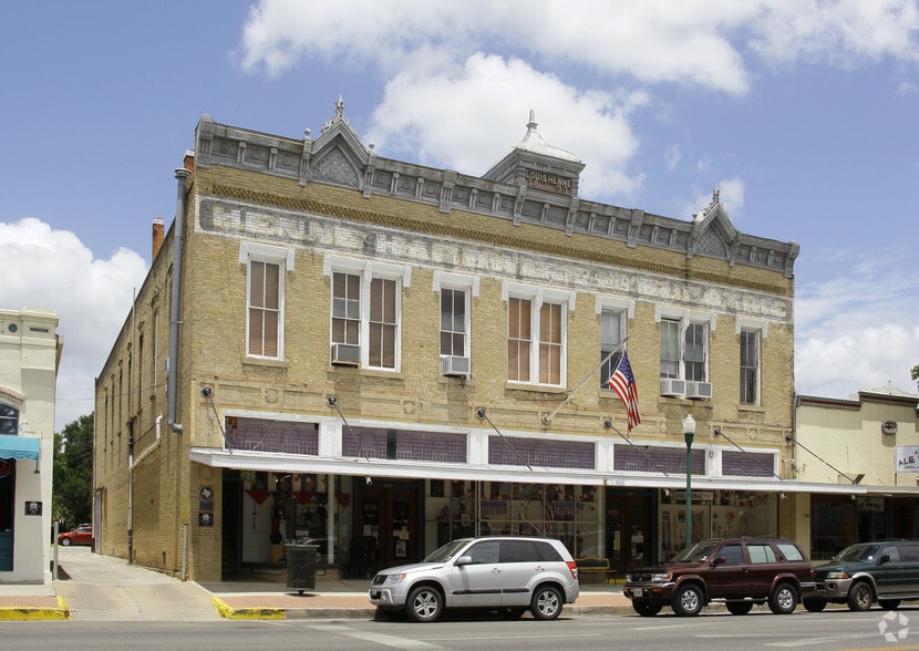More Photos Of 246 W San Antonio St, New Braunfels General Retail For Lease