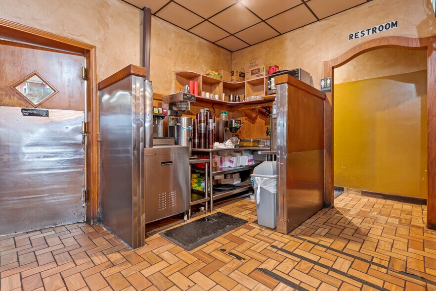 More Photos Of 509 US Highway 271 N, Gilmer Flex For Sale