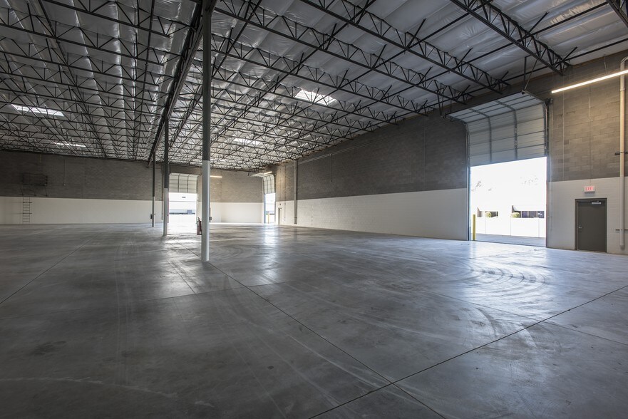 More Photos Of 2323 W Behrend Dr, Phoenix Warehouse For Lease