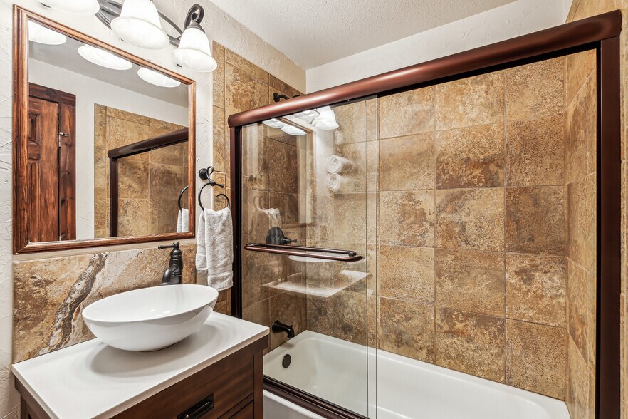 More Photos Of 512 N Travis St, Granbury Hospitality For Sale