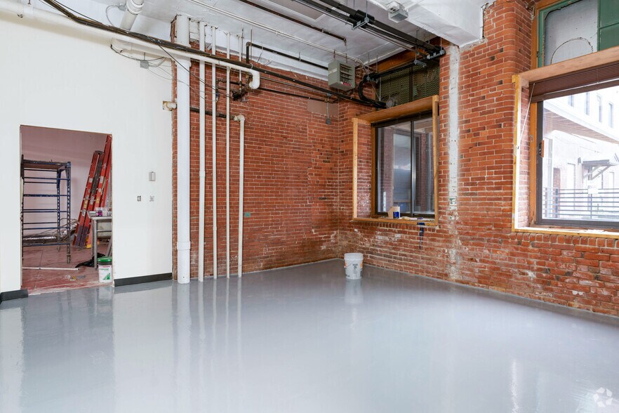 More Photos Of 4 Open Square Way, Holyoke Showroom For Lease