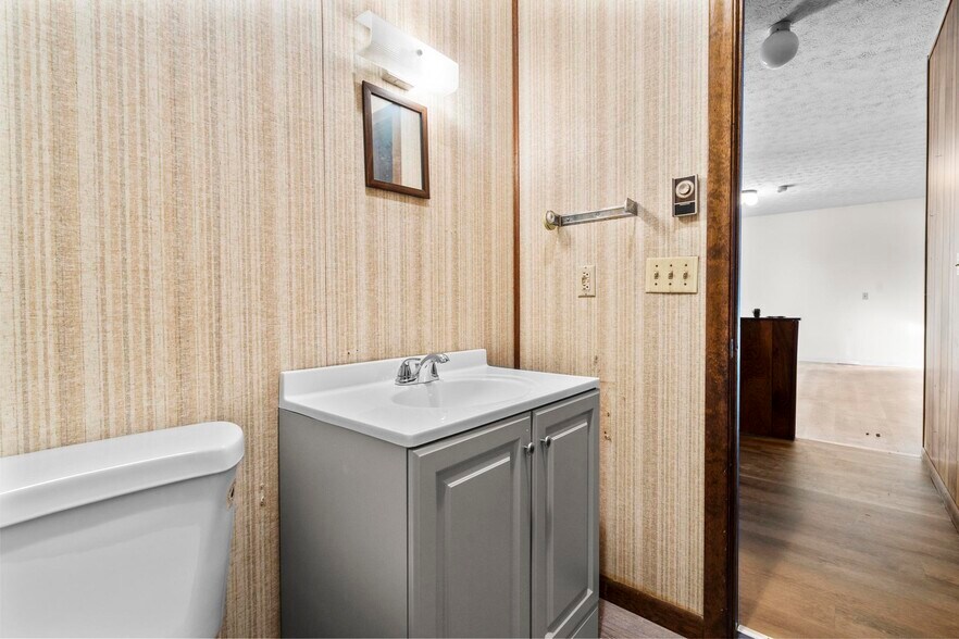 More Photos Of 62 Newton Ave, Plainville Auto Repair For Lease