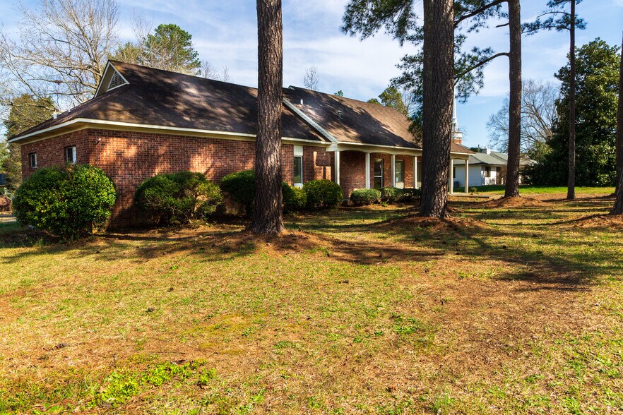 More Photos Of 810 W King St, Kings Mountain Office For Sale