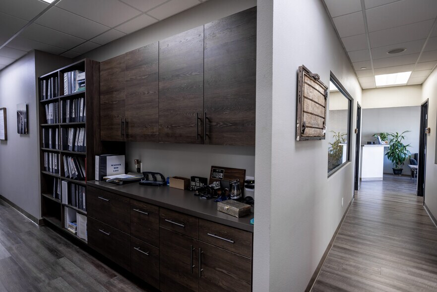 More Photos Of 12175 Dearborn Pl, Poway Warehouse For Lease