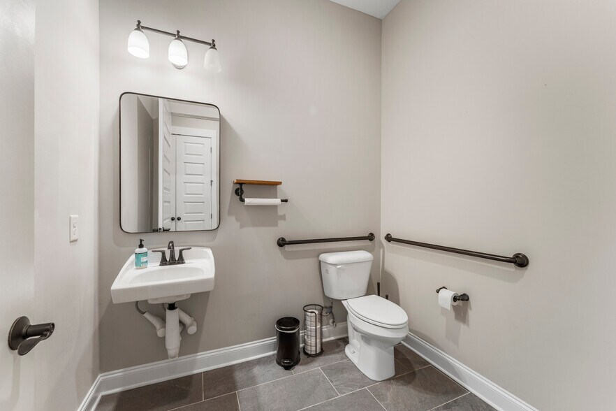 More Photos Of 102 S College St, Hamilton Flex For Sale