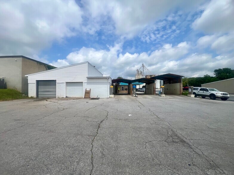 More Photos Of 125 John St, Westminster Auto Dealership For Sale