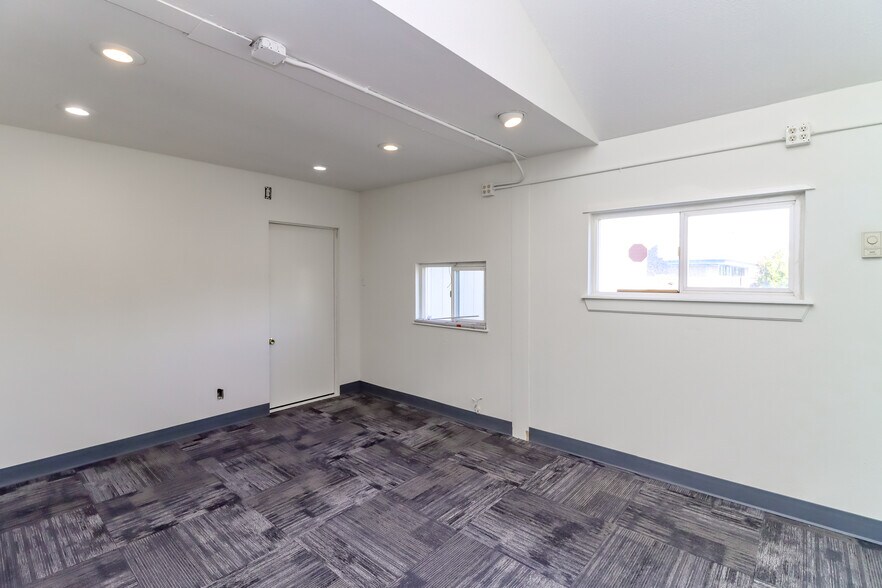More Photos Of 3838 S Warner St, Tacoma Flex For Lease