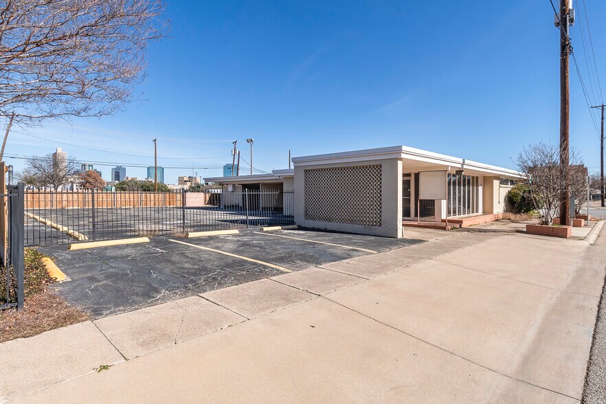 More Photos Of 1100 W Cannon St, Fort Worth Medical For Sale