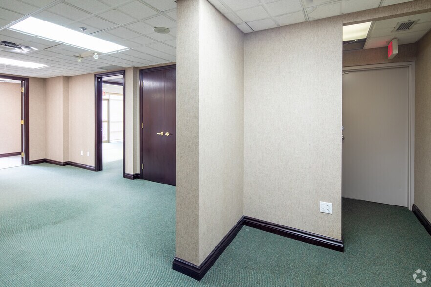 More Photos Of 800 Sheppard Ave W, Toronto Apartments For Sale