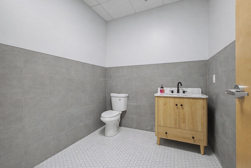 More Photos Of 207 Iris Dr, Hendersonville Daycare Center For Sale