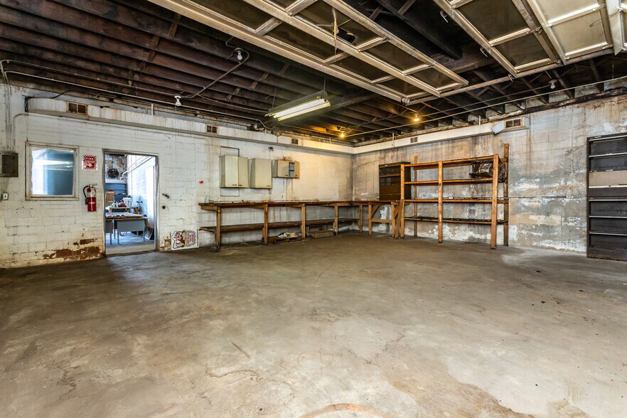 More Photos Of 2726 E Broadway, Alton Flex For Sale