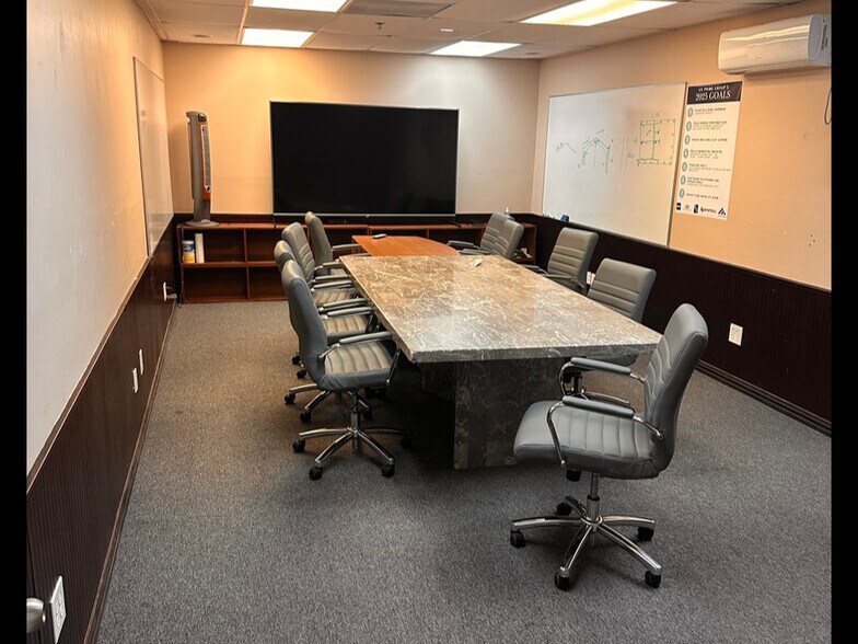 More Photos Of 418 E Jones St, Lewisville Manufacturing For Lease