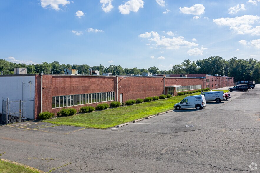 More Photos Of 207 Pond Ave, Middlesex Warehouse For Lease