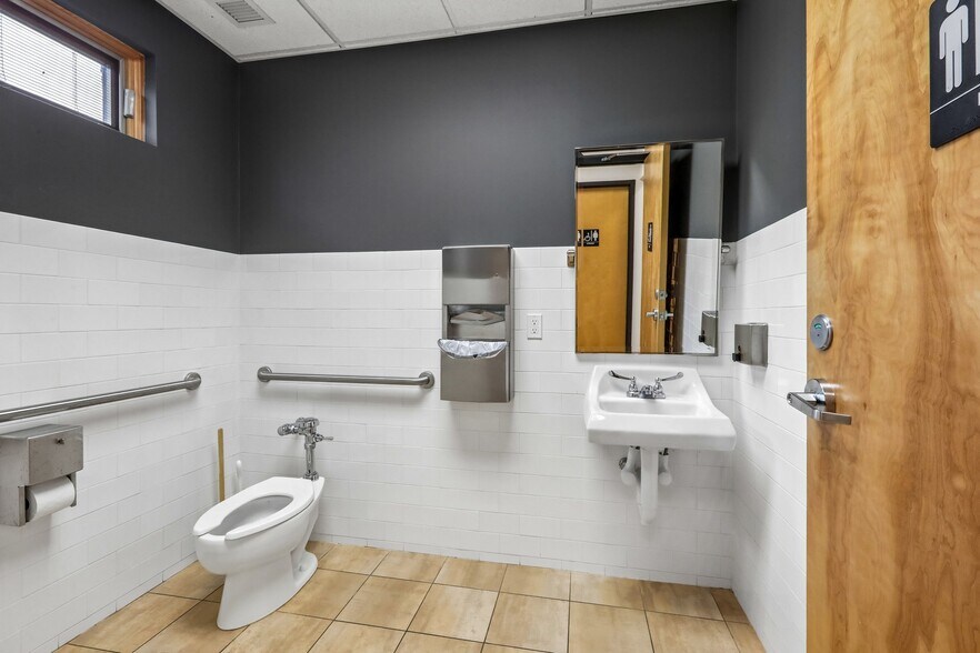 More Photos Of 92 Union Ave, Cresskill Office For Sale