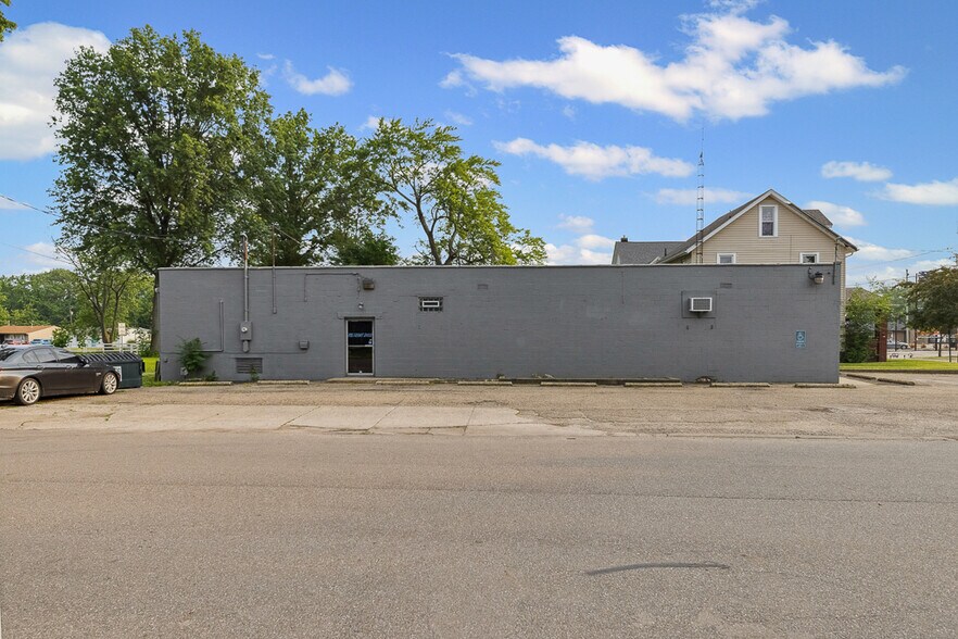 More Photos Of 700 N Union Ave, Alliance Freestanding For Sale