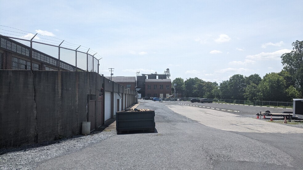 More Photos Of 515 W Chocolate Ave, Hershey Light Manufacturing For Lease