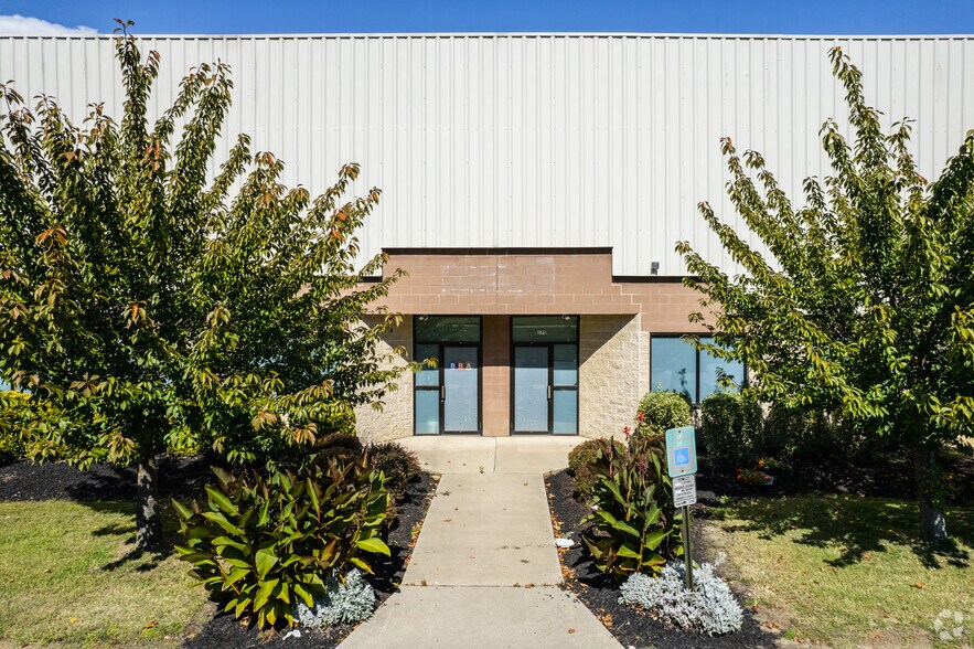 More Photos Of 150 9th Ave, Runnemede Unknown For Lease