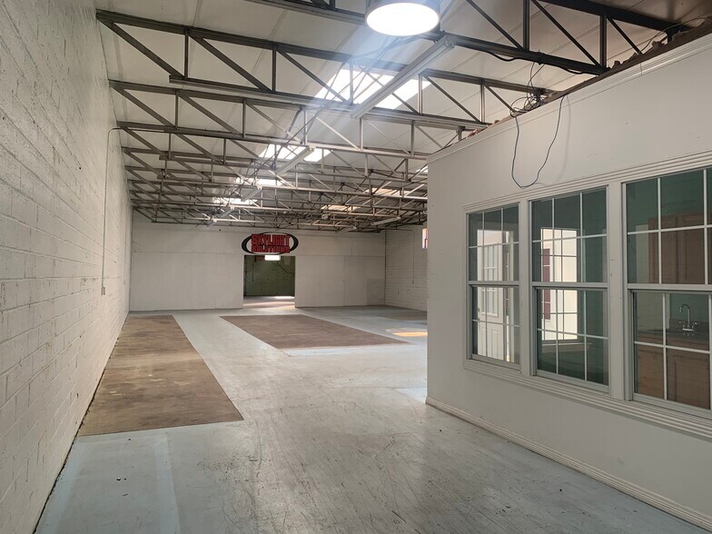 More Photos Of 1725 E Levee St, Dallas Distribution For Lease