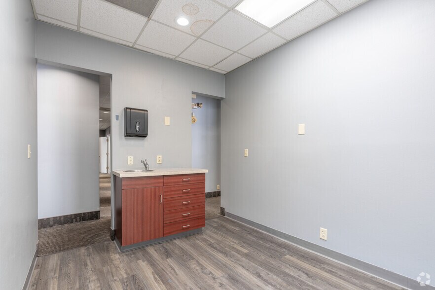 More Photos Of 1220 Washington Ave, Evansville Medical For Sale