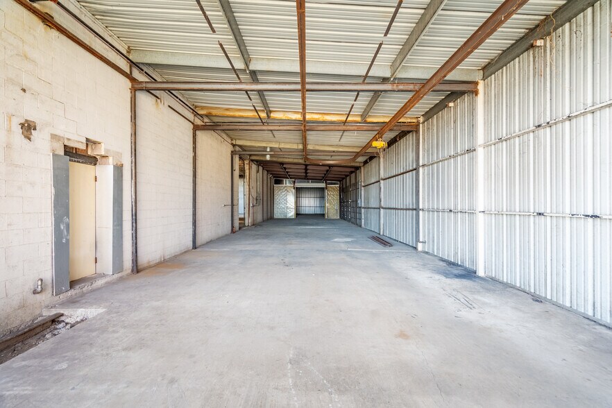 Primary Photo Of 1225 E Seminary Dr, Fort Worth Light Manufacturing For Lease