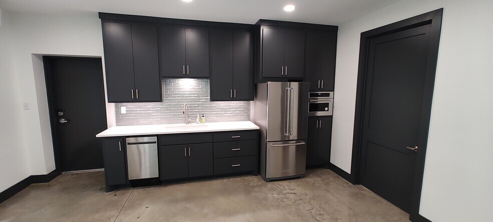 More Photos Of 165 Perimeter Road Rd, Longview Airplane Hangar For Sale