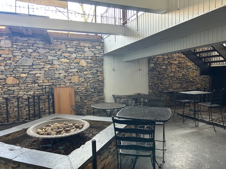 More Photos Of 321 N Main St, Hendersonville Restaurant For Lease