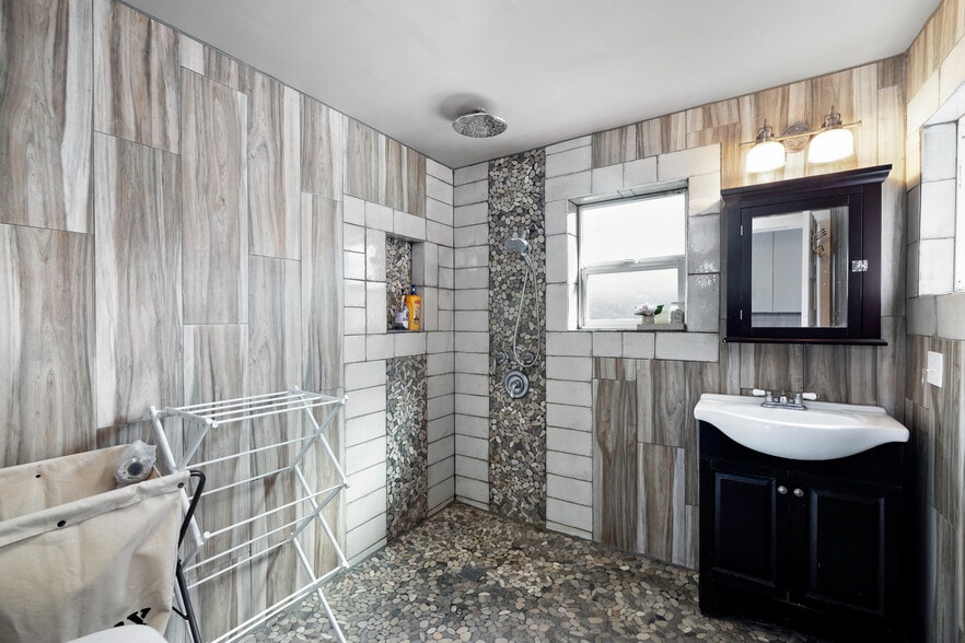 More Photos Of 111 W Bell St, Sequim Hotel For Sale