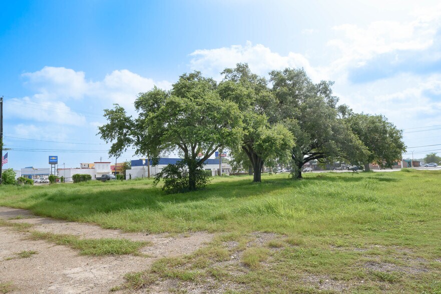 More Photos Of 3007 N Navarro St, Victoria Land For Sale