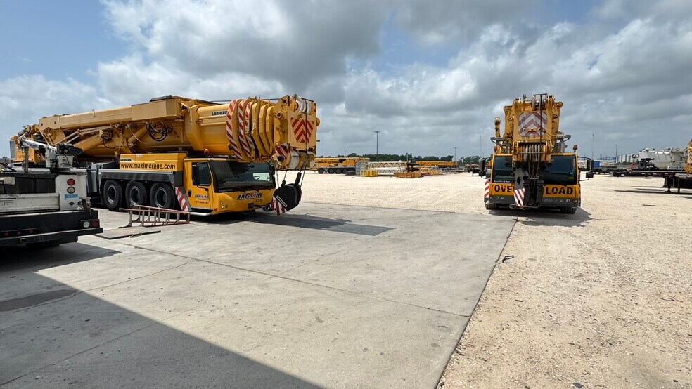 More Photos Of 6327 Thompson Rd, Baytown Truck Terminal For Lease